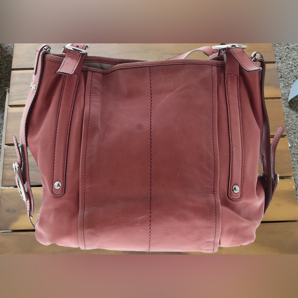 Tod's Elegant Red Leather Shoulder Bag - Picture 2 of 3